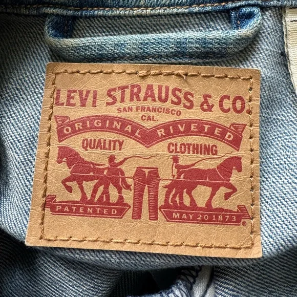 Levi's Light Blue Denim Jacket with Pins Size L - Picture 5 of 8